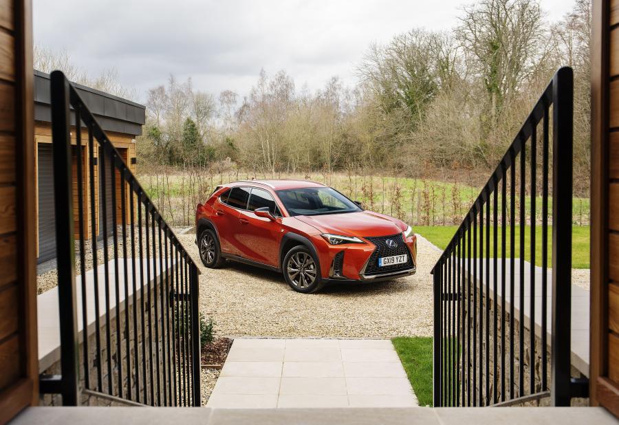  Lexus UX250h F-Sport 2019 года  (UK) (фото 23 из 40)
